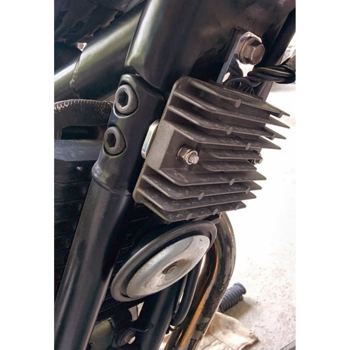 Motone sort beslag til flytning af regulator