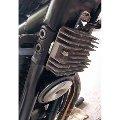 Motone sort beslag til flytning af regulator