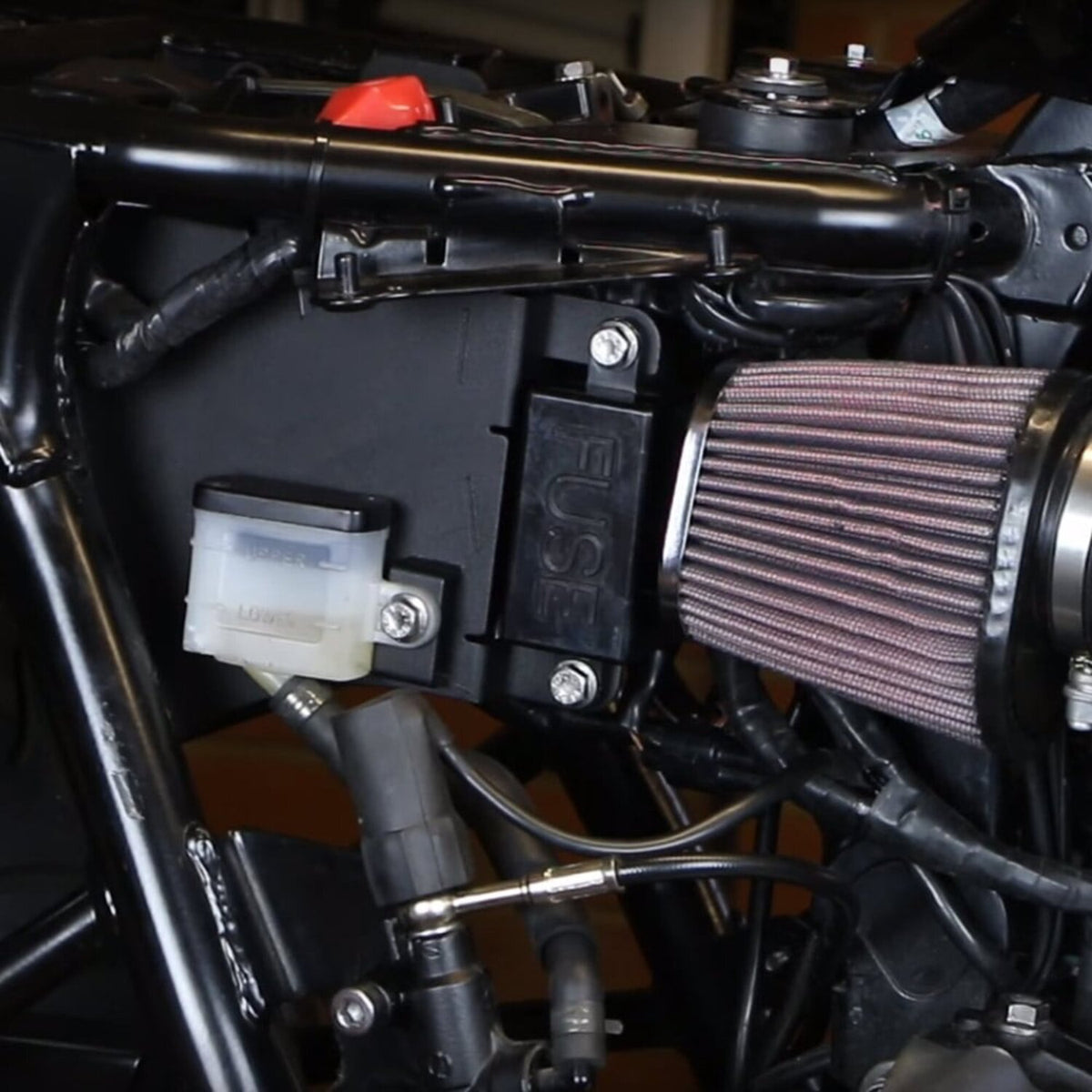 Motone Airbox Eliminator Kit med batteriboks, sort