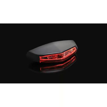 KOSO GT-01 Mini LED Baglygte til MC – Sort med Rødt Glas (12V)